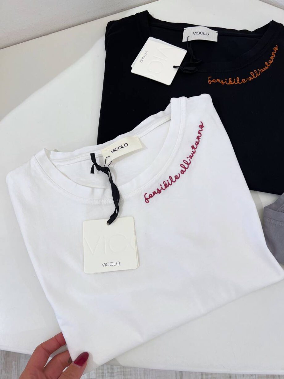 Shop Online T-shirt girocollo bianca ricamo scritta rossa Vicolo
