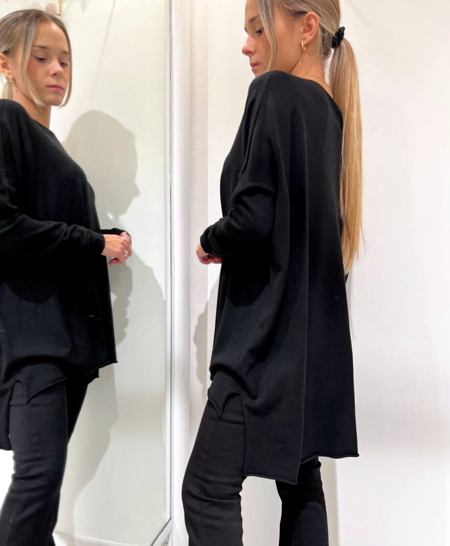 Shop Online Maglia oversize nera con spacchi Souvenir