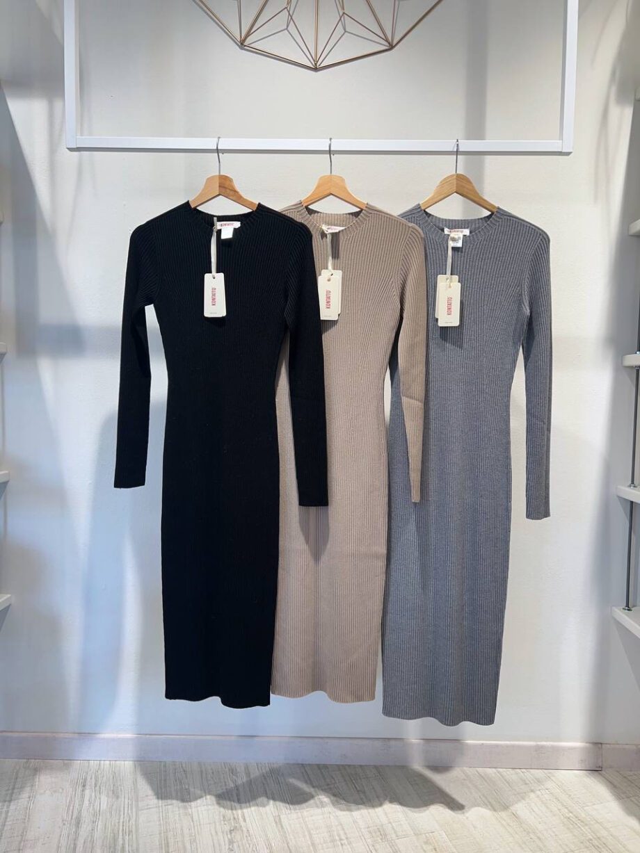Shop Online Vestito lungo nero in maglia a costine Kontatto