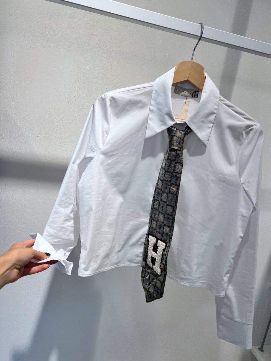 Shop Online Camicia cropped bianca con cravatta grigia HaveOne