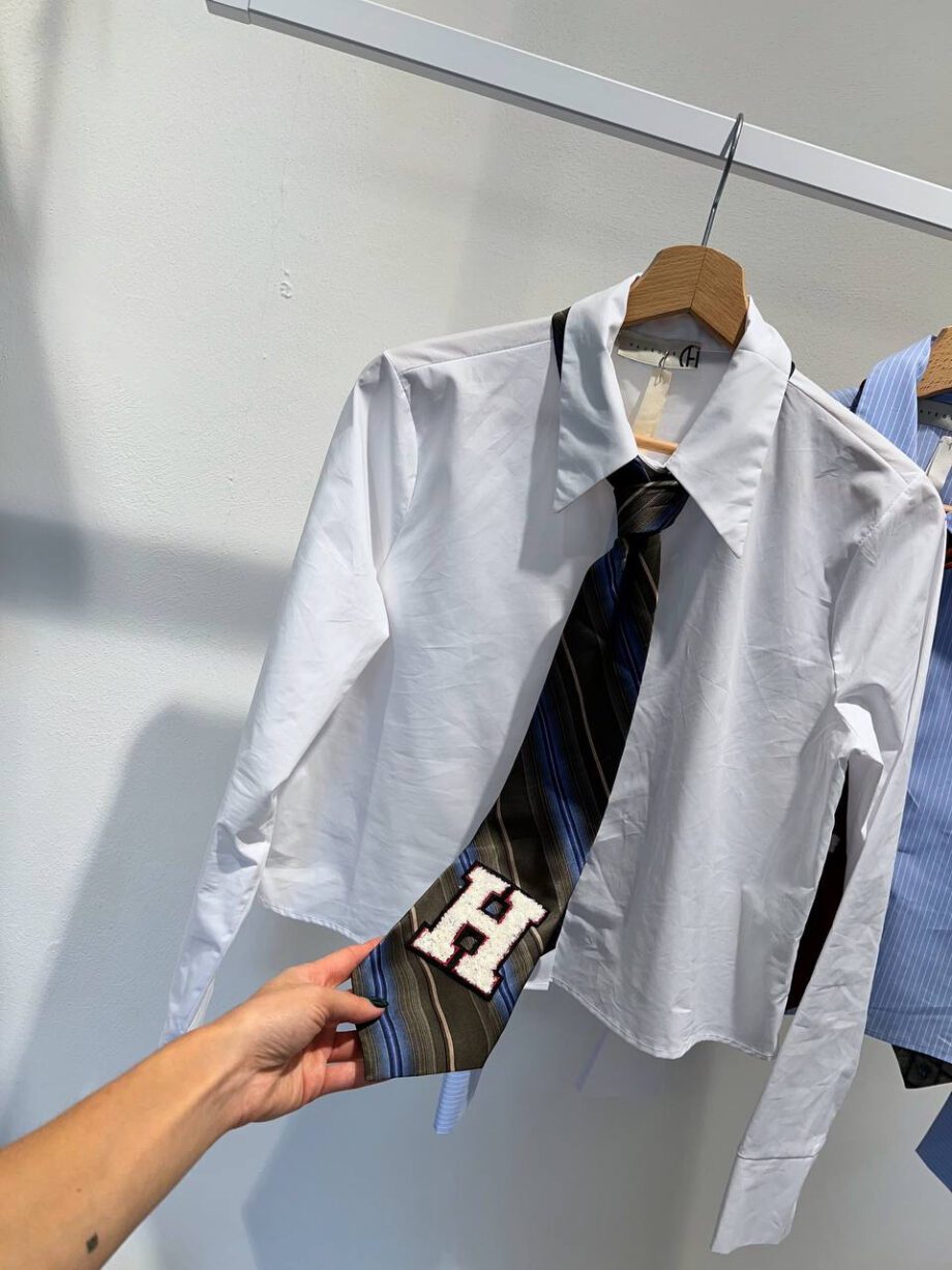 Shop Online Camicia cropped bianca con cravatta verde HaveOne