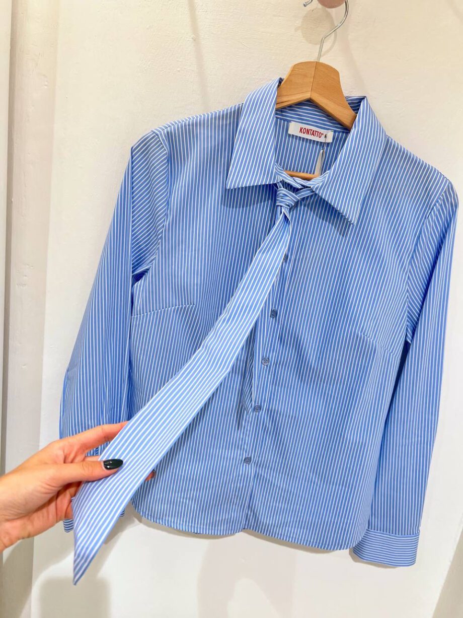 Shop Online Camicia azzurra a righe con cravatta Kontatto