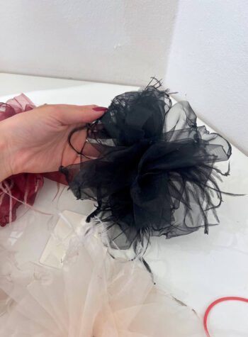 Shop Online Spilla fiore in tulle nera Vicolo