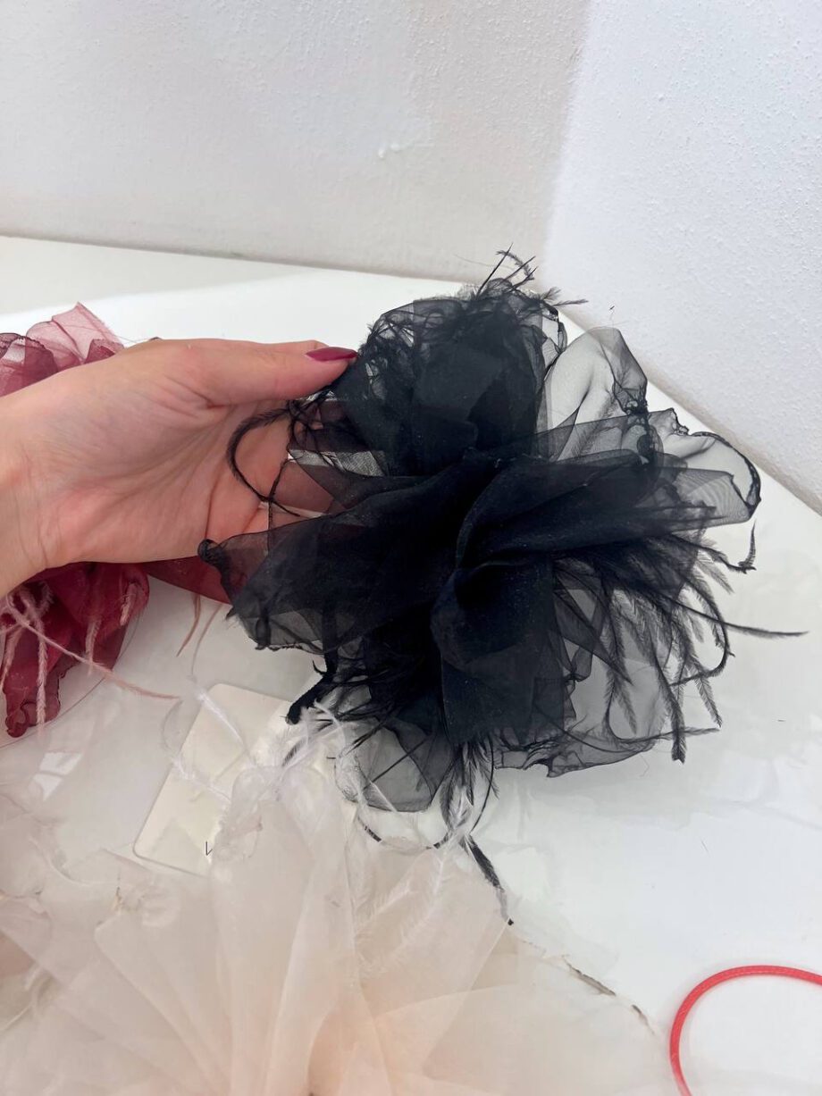 Shop Online Spilla fiore in tulle nera Vicolo