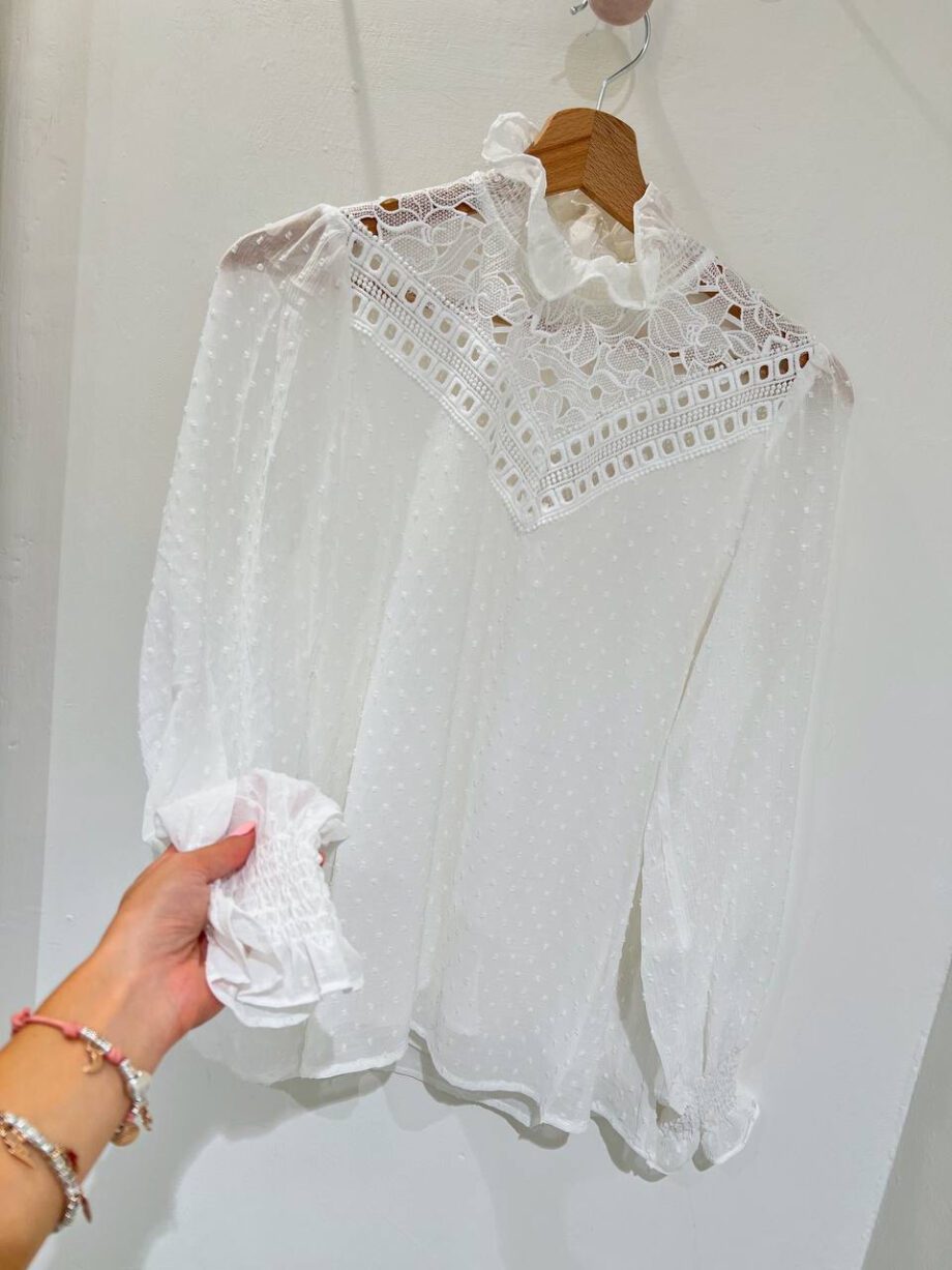 Shop Online Blusa bianca con pizzo Suncoo