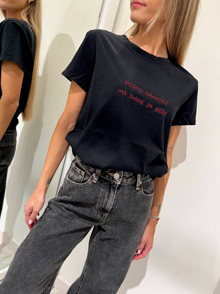 Shop Online T-shirt girocollo nera scritta ricamo rossa Vicolo