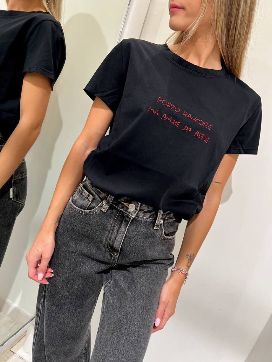 Shop Online T-shirt girocollo nera scritta ricamo rossa Vicolo