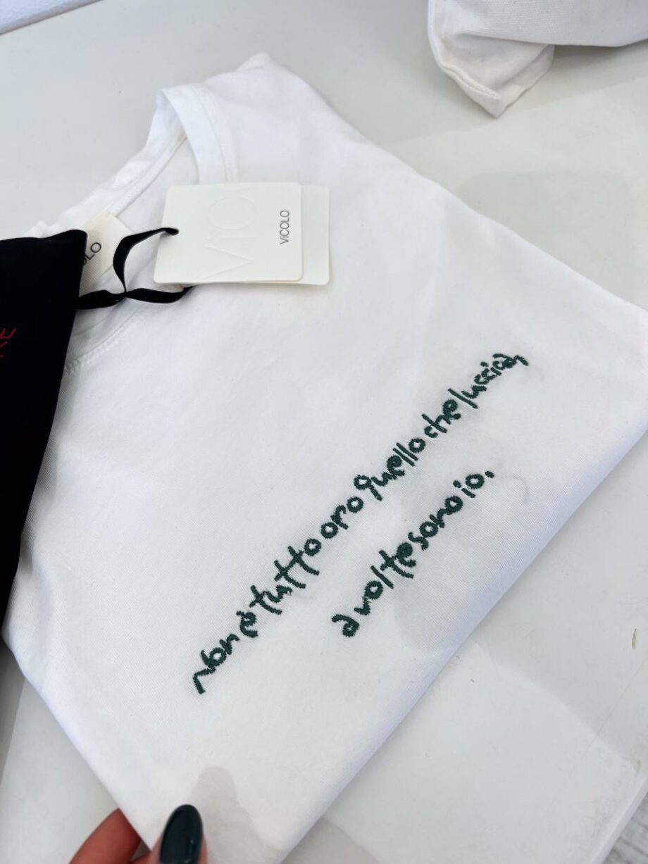 Shop Online T-shirt girocollo bianca scritta ricamo verde Vicolo