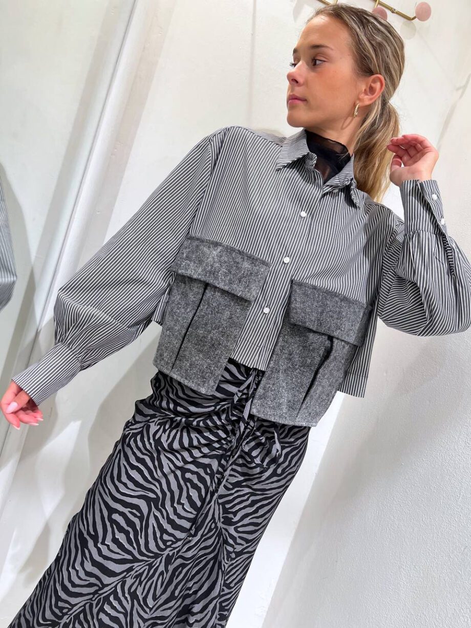 Shop Online Camicia crop a righe con tasche grigie HaveOne