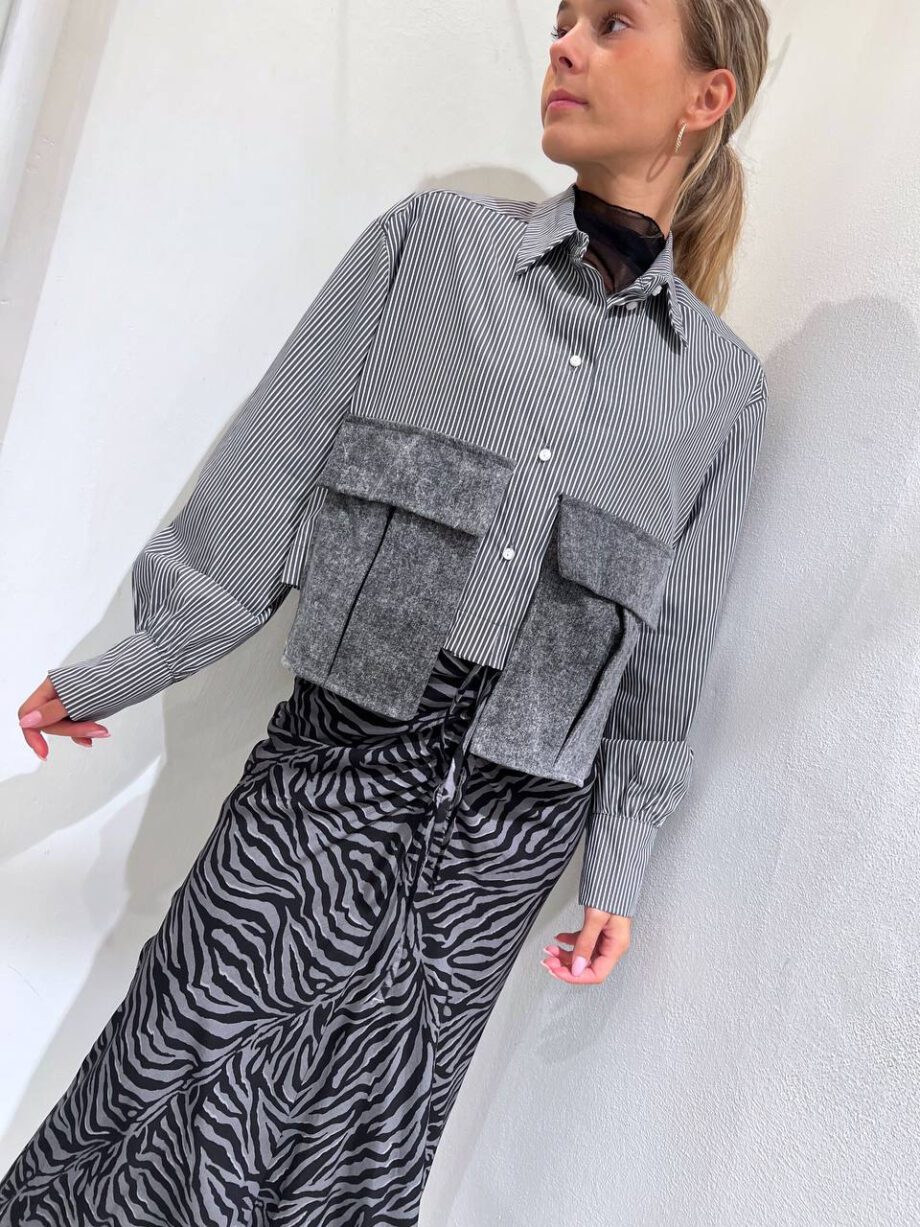 Shop Online Camicia crop a righe con tasche grigie HaveOne