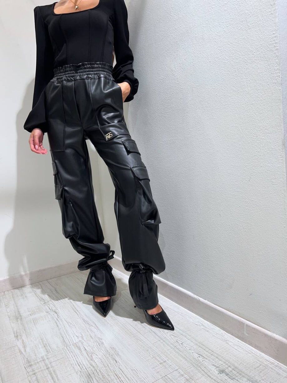 Shop Online Pantalone cargo nero in ecopelle Revise