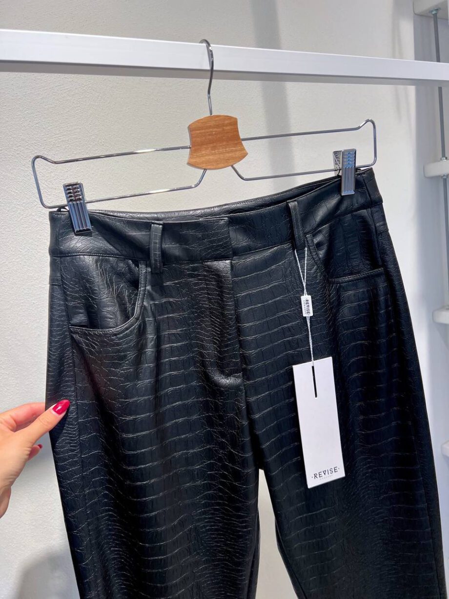 Shop Online Pantalone nero in ecopelle croco Revise
