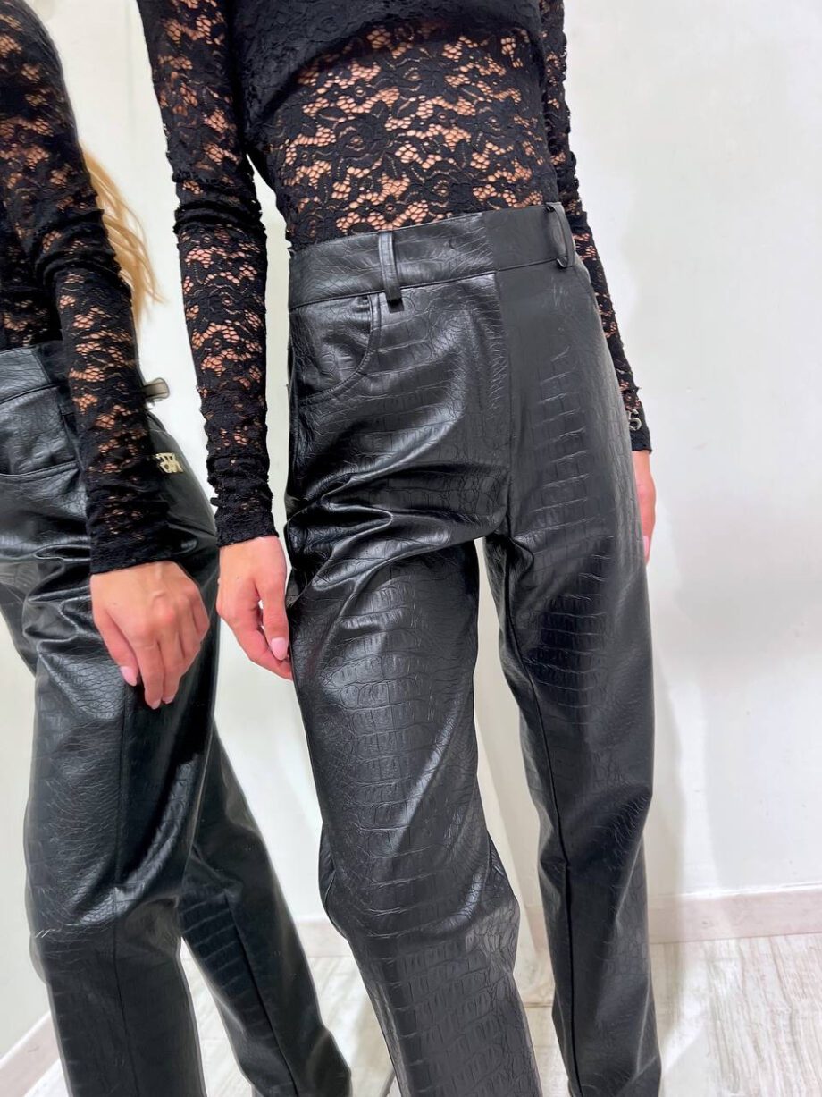 Shop Online Pantalone nero in ecopelle croco Revise