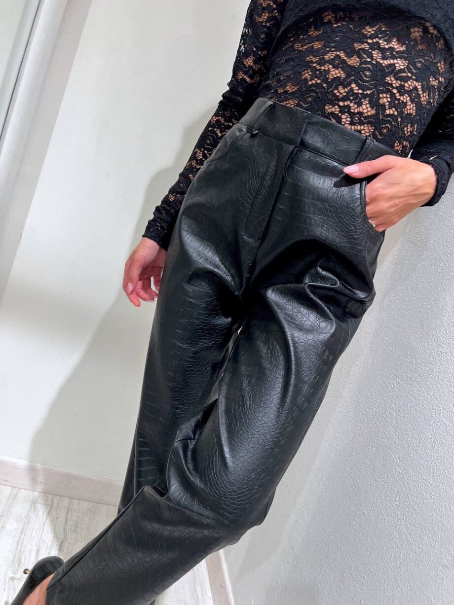 Shop Online Pantalone nero in ecopelle croco Revise