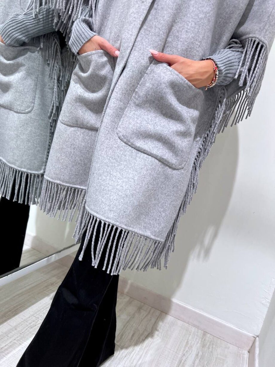 Shop Online Cappa oversize con frange grigia Vicolo