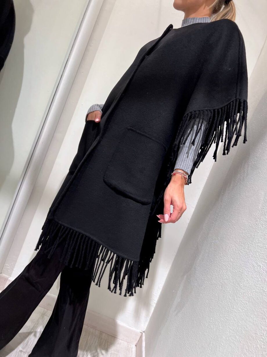 Shop Online Cappa oversize con frange nera Vicolo