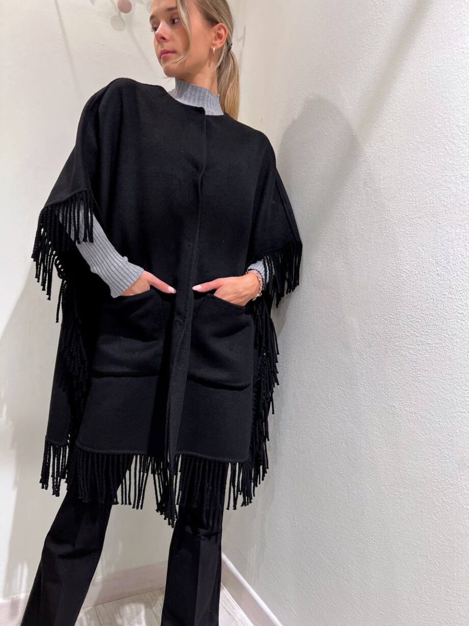 Shop Online Cappa oversize con frange nera Vicolo