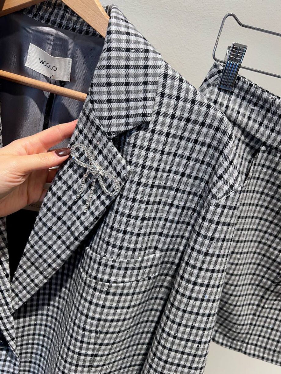 Shop Online Blazer oversize a quadri grigio con spilla Vicolo