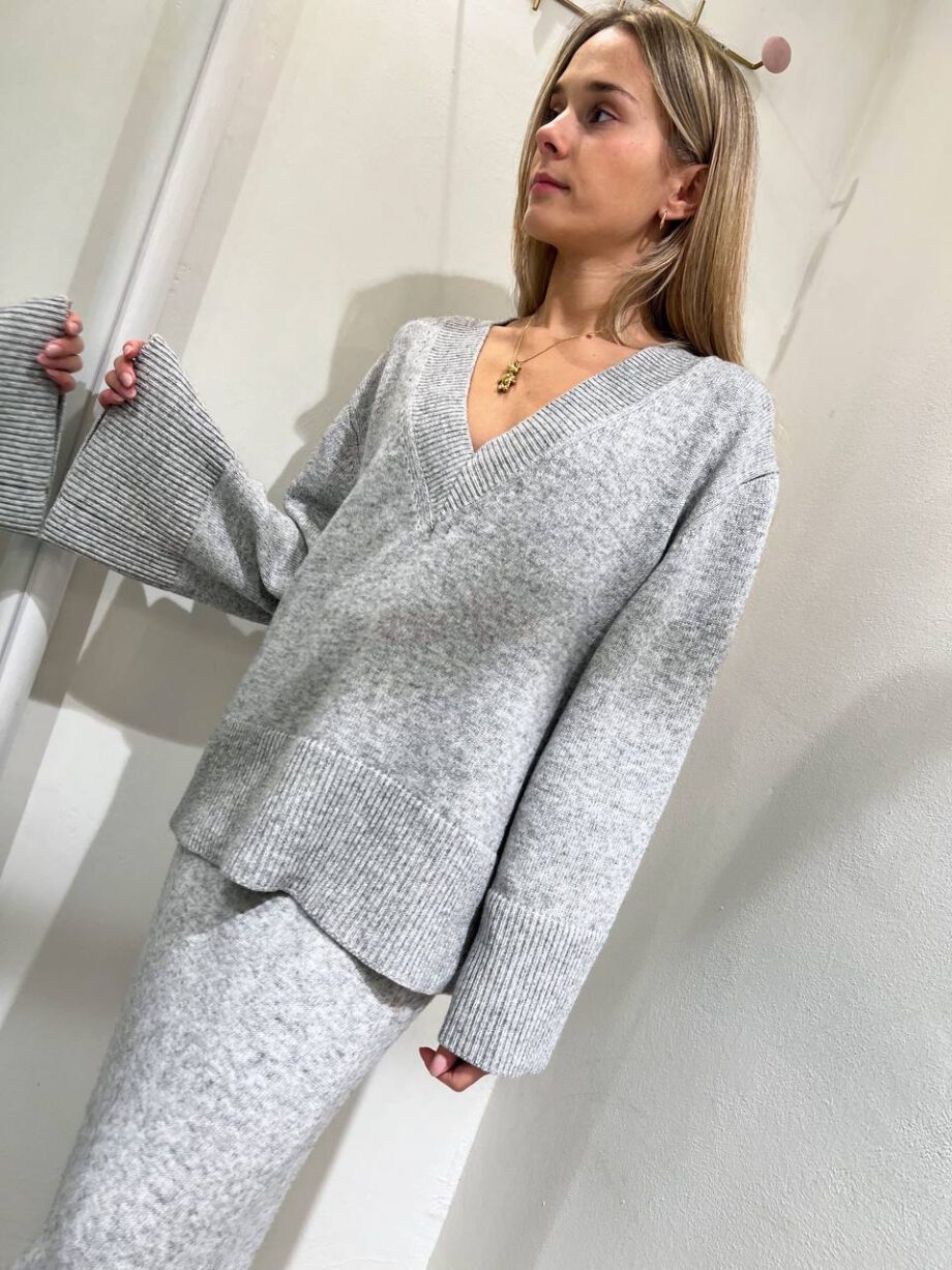 Shop Online Maglione morbido grigio scollo a V Vicolo