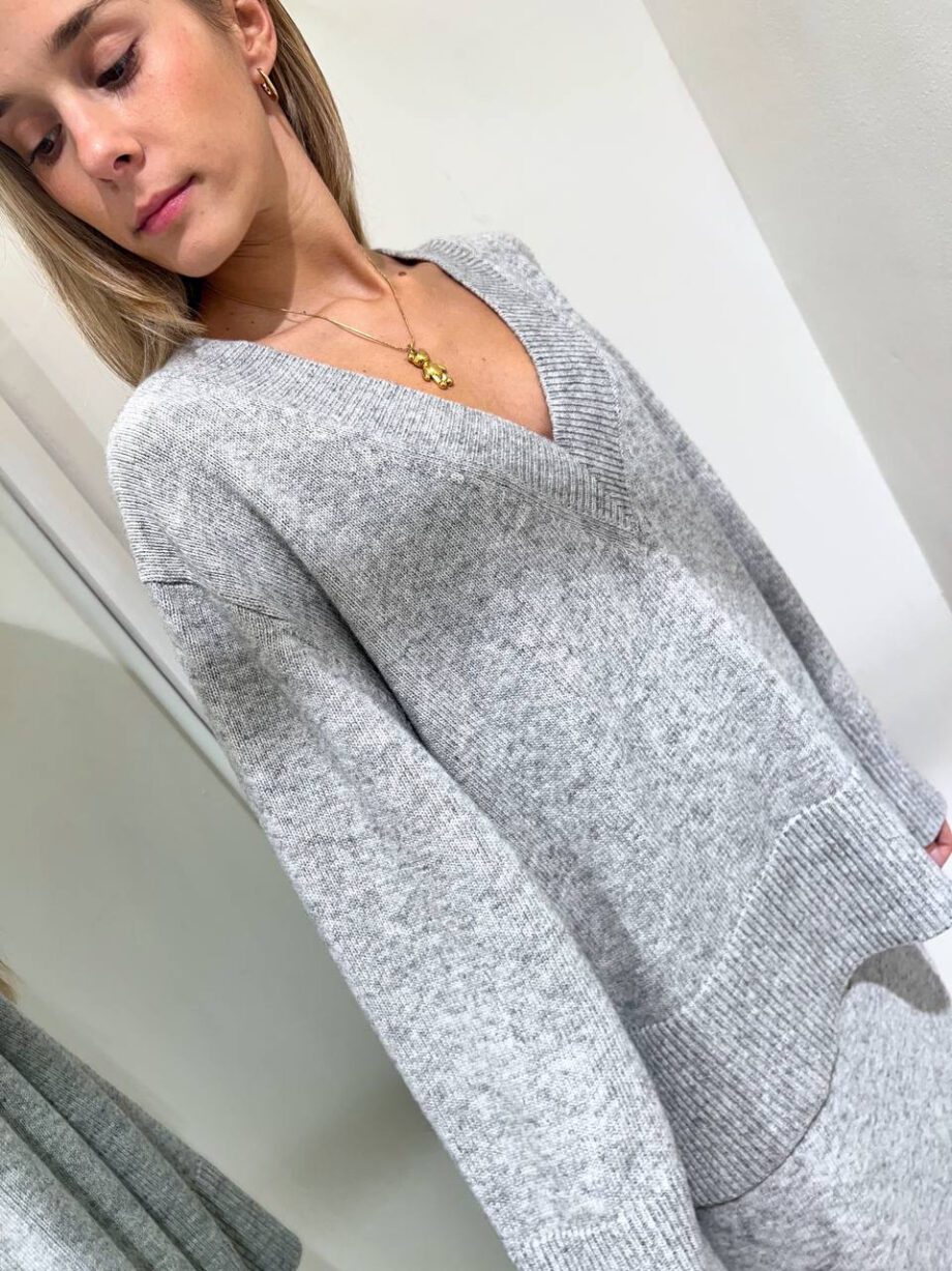 Shop Online Maglione morbido grigio scollo a V Vicolo