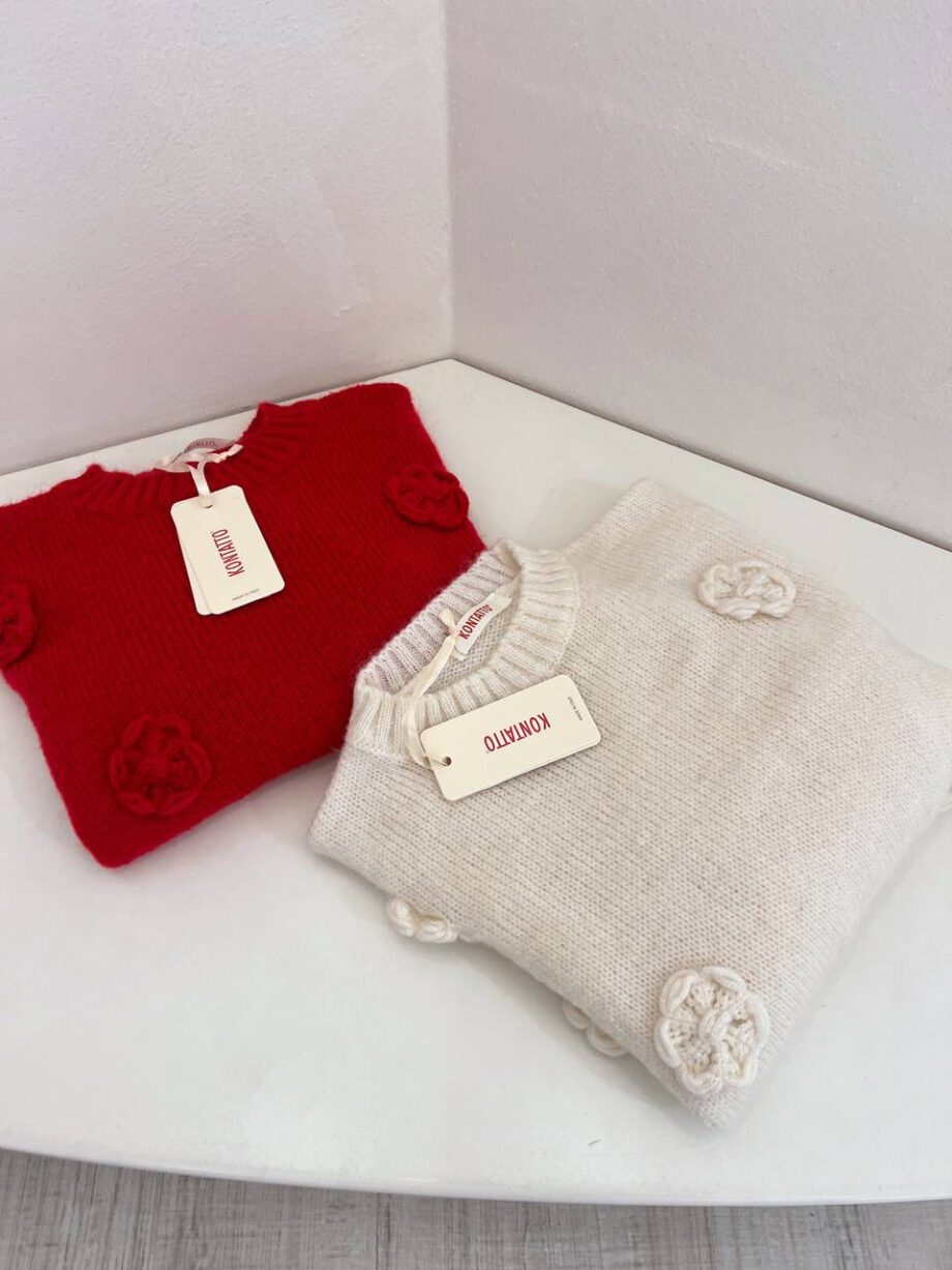 Shop Online Maglione rosso ricami fiori Kontatto