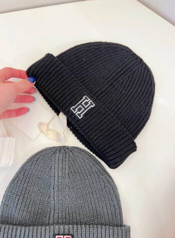Shop Online Cappellino cuffia bianco con rovescia e patch HaveOne