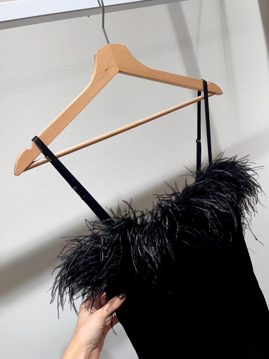 Shop Online Vestito lungo in raso nero con piume Kontatto