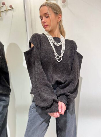 Shop Online Maglia ampia antracite cut out collana perle HaveOne
