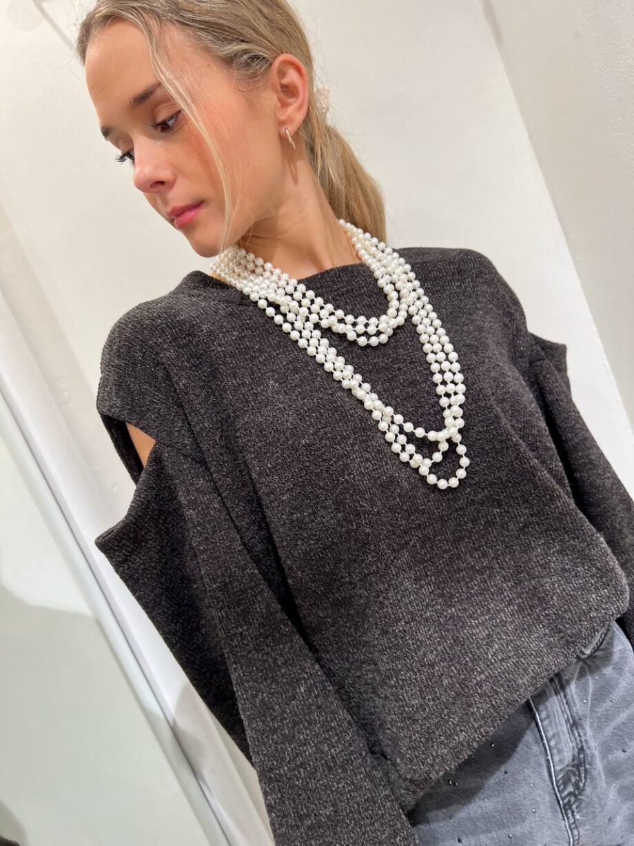 Shop Online Maglia ampia antracite cut out collana perle HaveOne