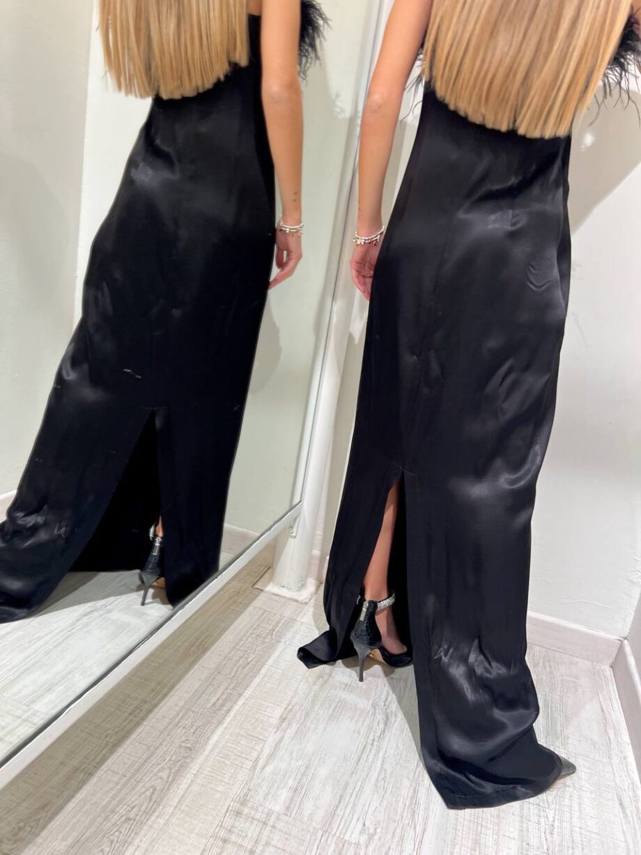 Shop Online Vestito lungo in raso nero con piume Kontatto