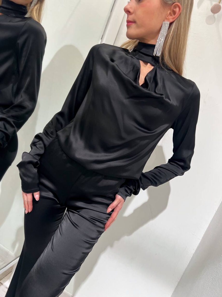 Shop Online Blusa nera in viscosa scollo anello HaveOne