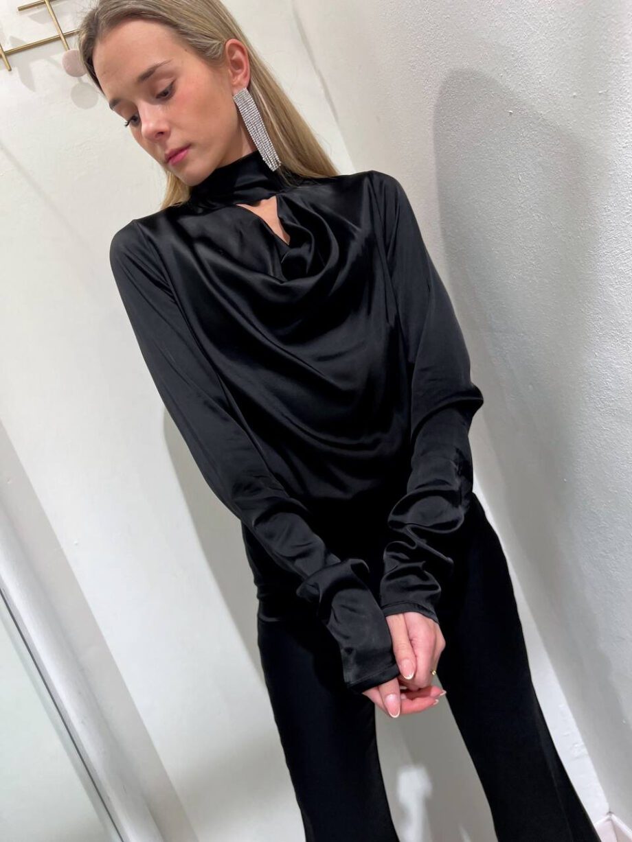 Shop Online Blusa nera in viscosa scollo anello HaveOne