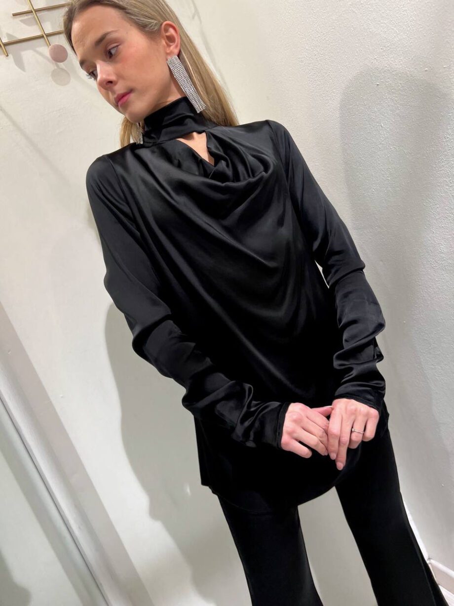 Shop Online Blusa nera in viscosa scollo anello HaveOne