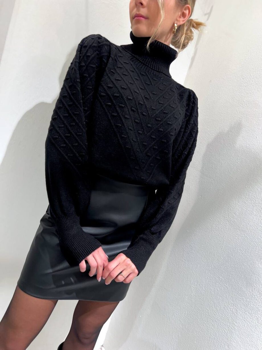 Shop Online Maglione nero con disegno rilievo HaveOne