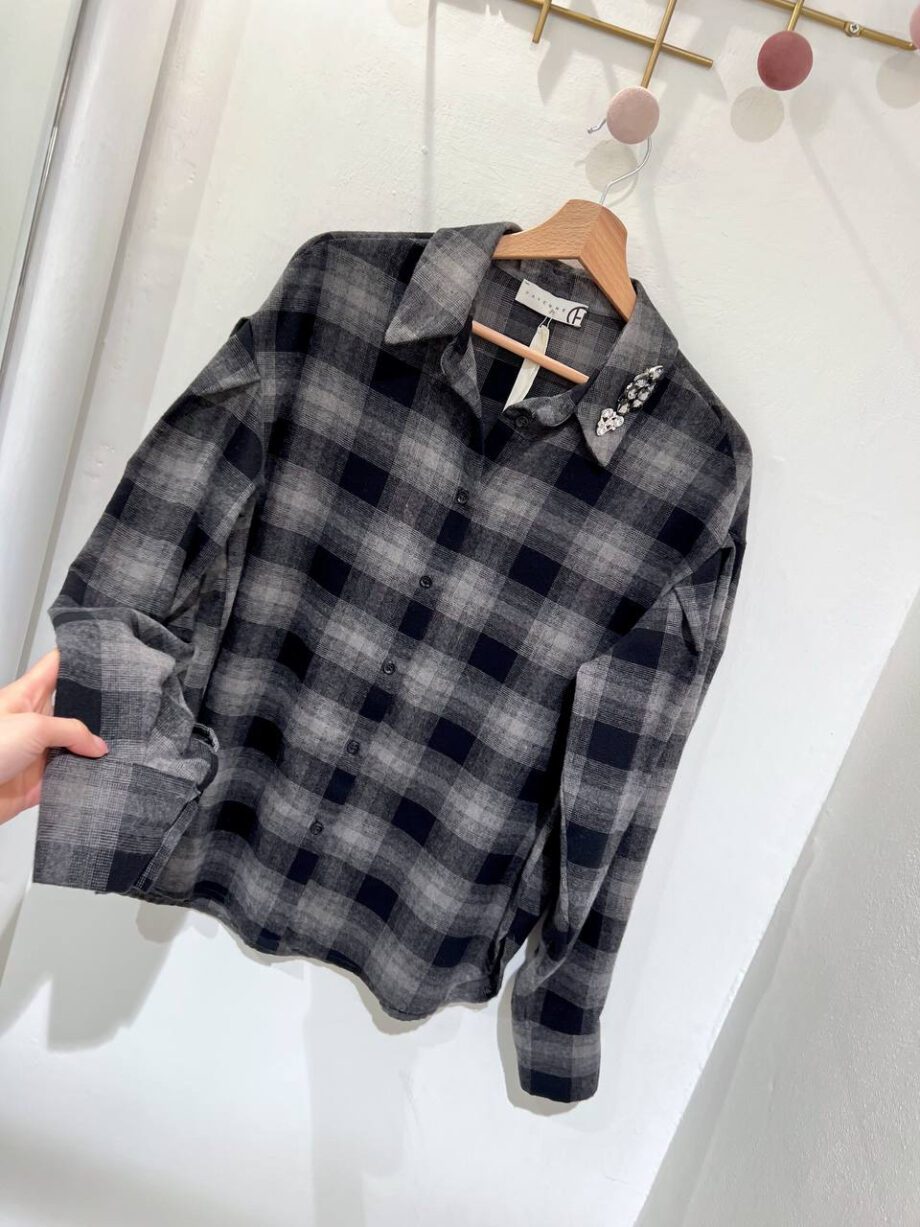 Shop Online Camicia quadri grigia e nera con spilla HaveOne