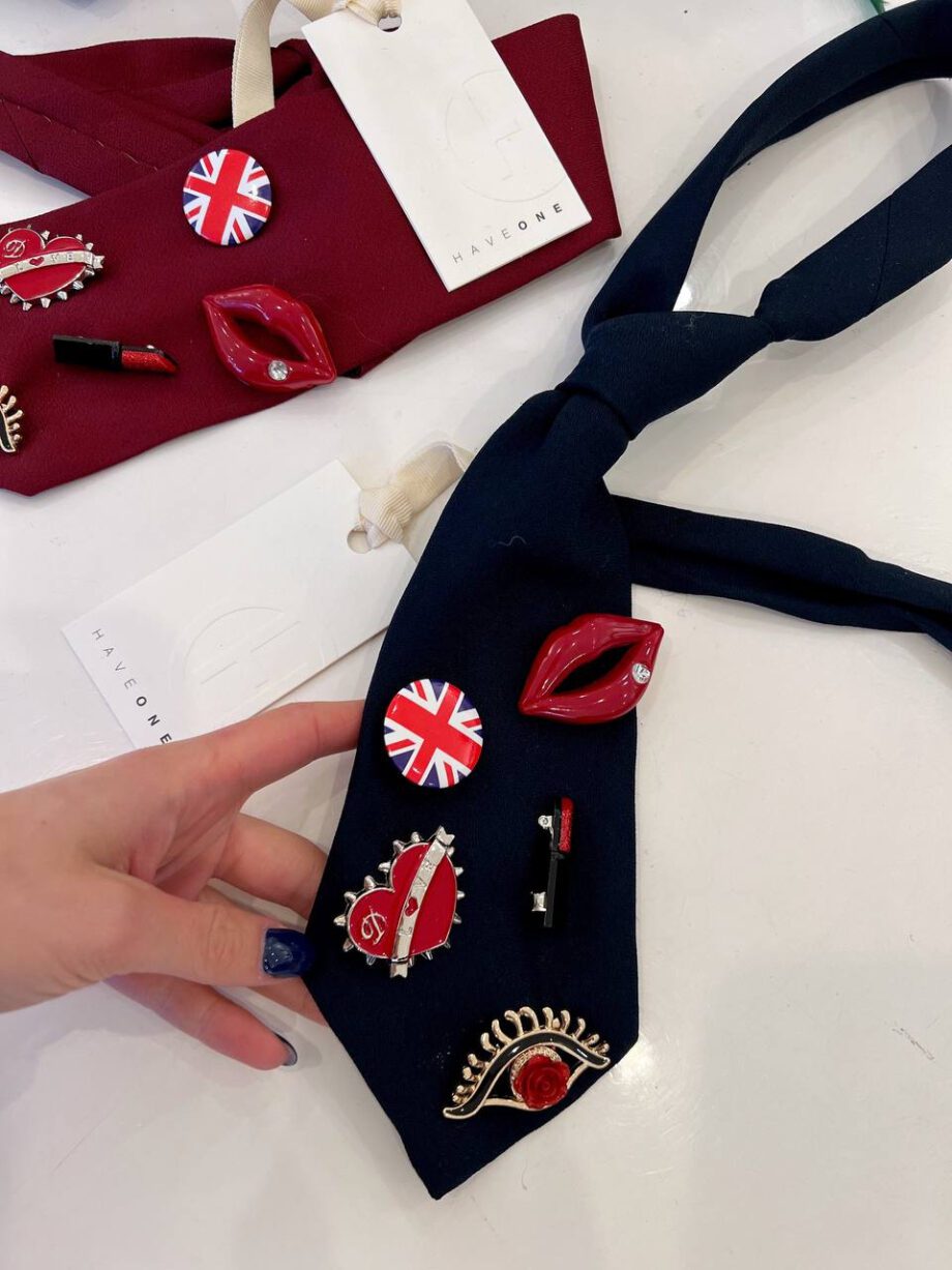 Shop Online Cravatta blu con spille british HaveOne