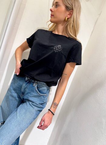 Shop Online T-shirt nera ricamo cuore Vicolo