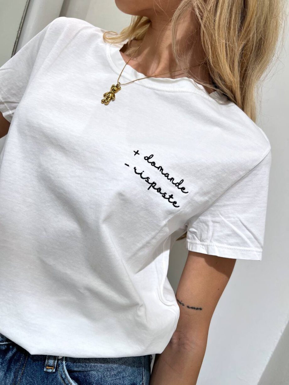 Shop Online T-shirt bianca ricamo "+ domande -risposte" Vicolo