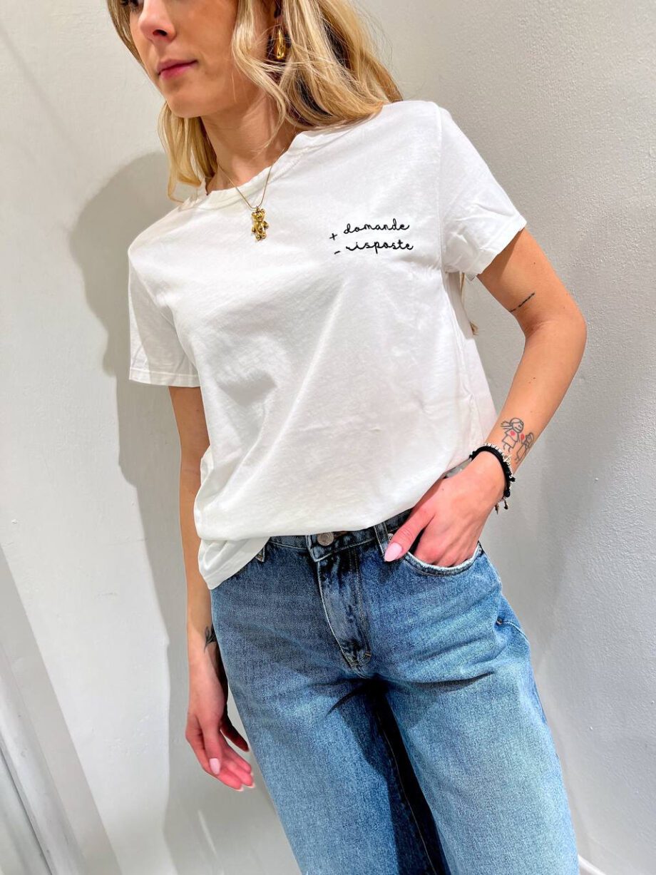 Shop Online T-shirt bianca ricamo "+ domande -risposte" Vicolo