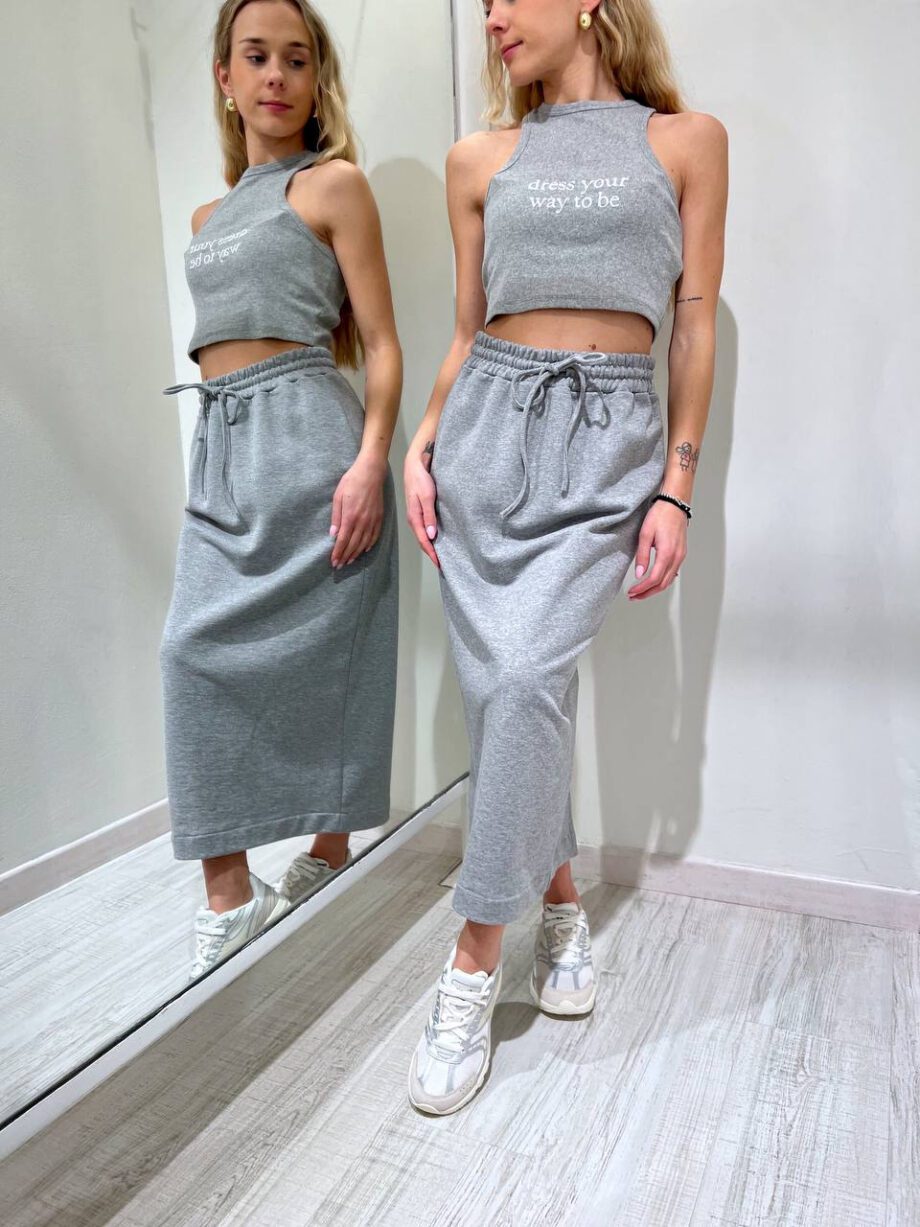 Shop Online Top crop grigio con scritta ricamata HaveOne