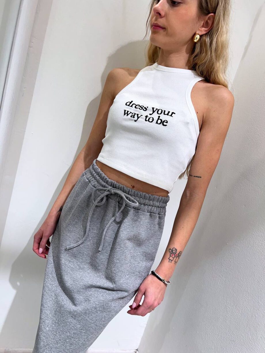 Shop Online Top crop bianco con scritta ricamata HaveOne