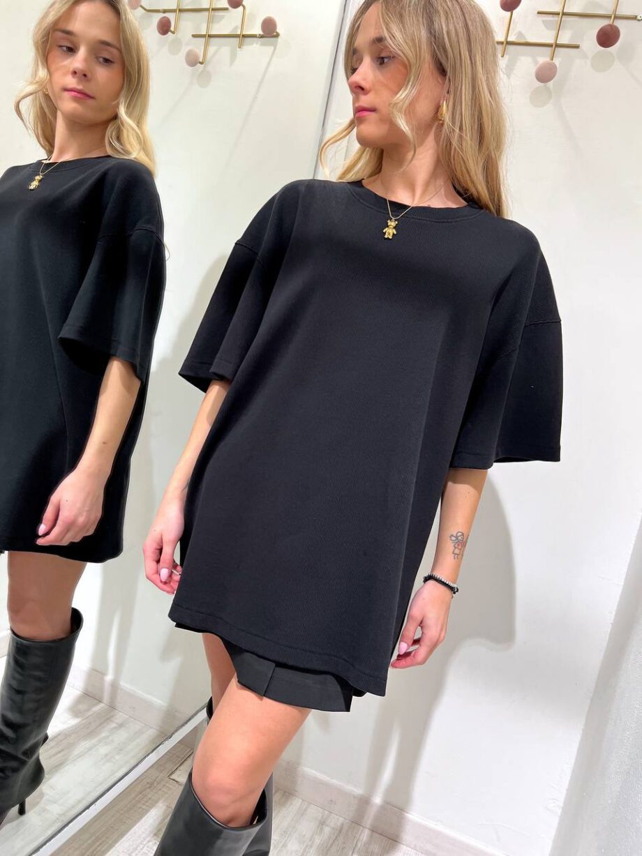 Shop Online Maxi t-shirt nera spalline imbottite Vicolo