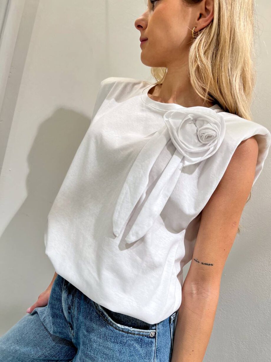 Shop Online T-shirt bianca con applicazione fiore Kontatto