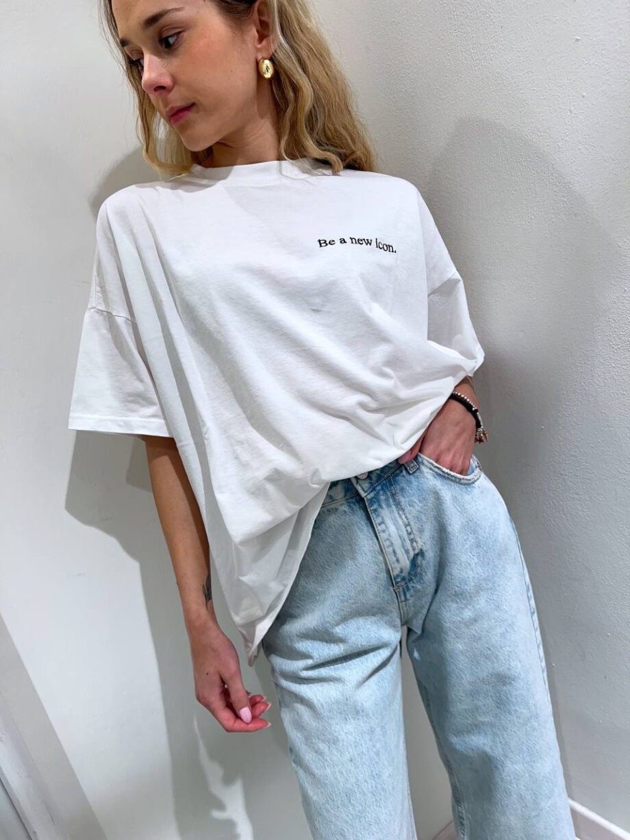 Shop Online T-shirt ampia bianca con ricamo Vicolo