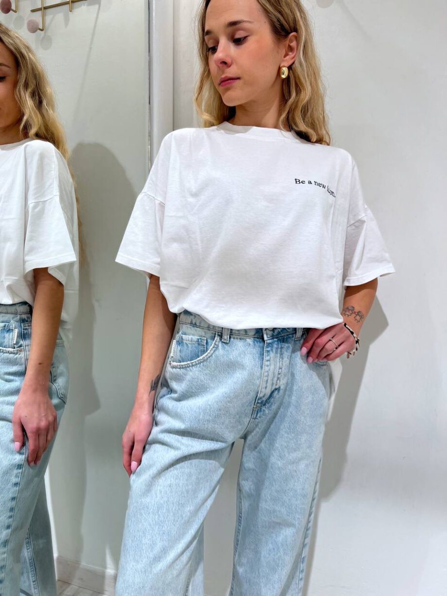 Shop Online T-shirt ampia bianca con ricamo Vicolo