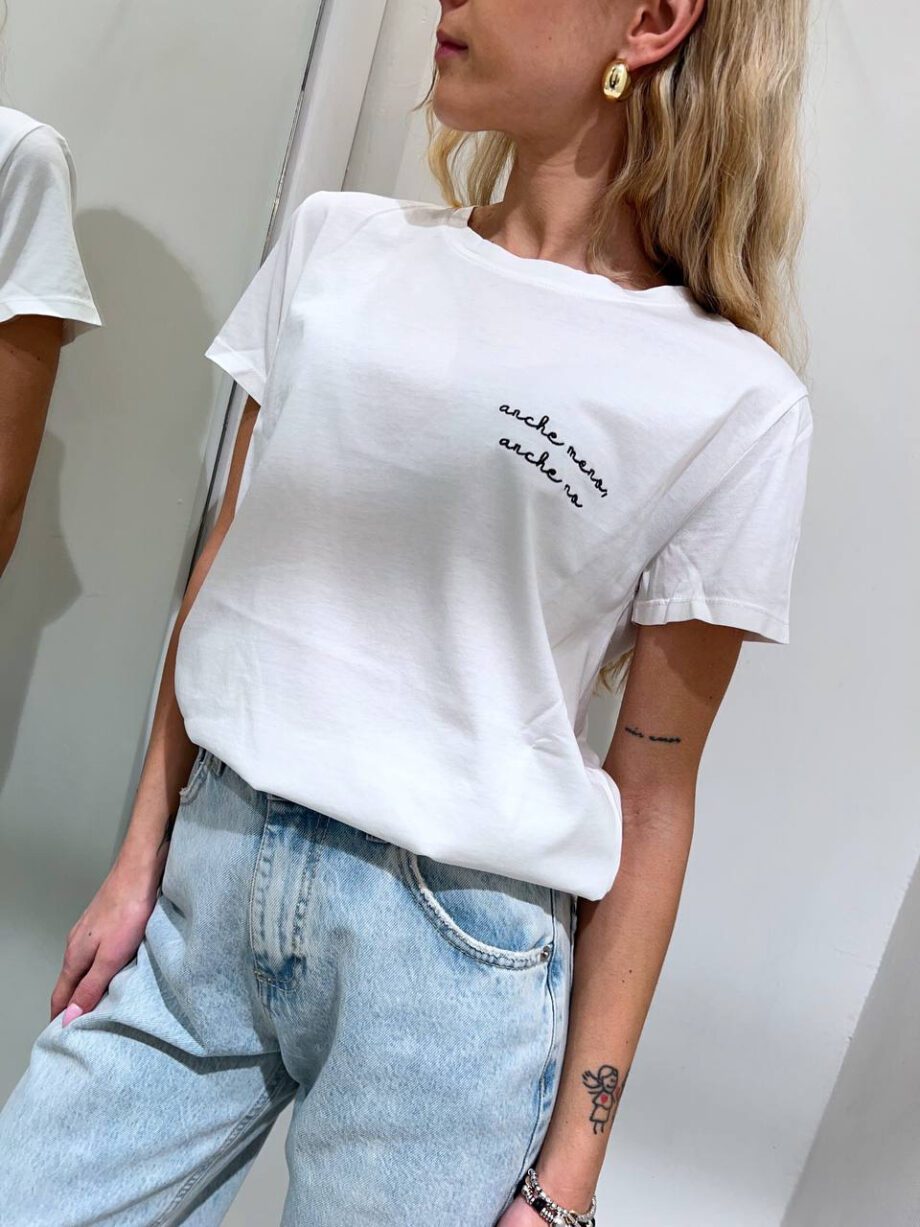 Shop Online T-shirt bianca ricamo “anche meno anche no” Vicolo