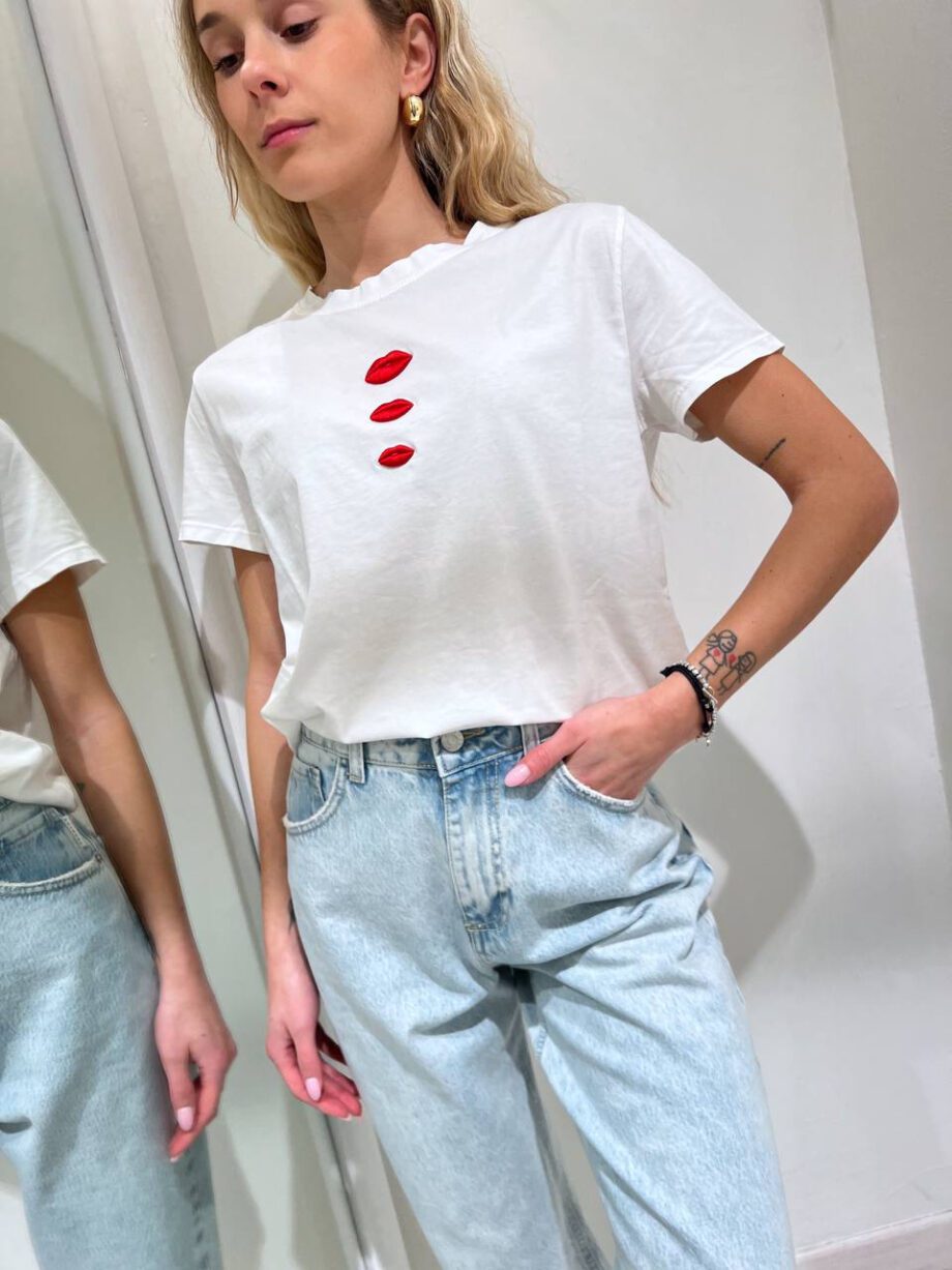 Shop Online T-shirt bianca ricamo bocche rosse Vicolo