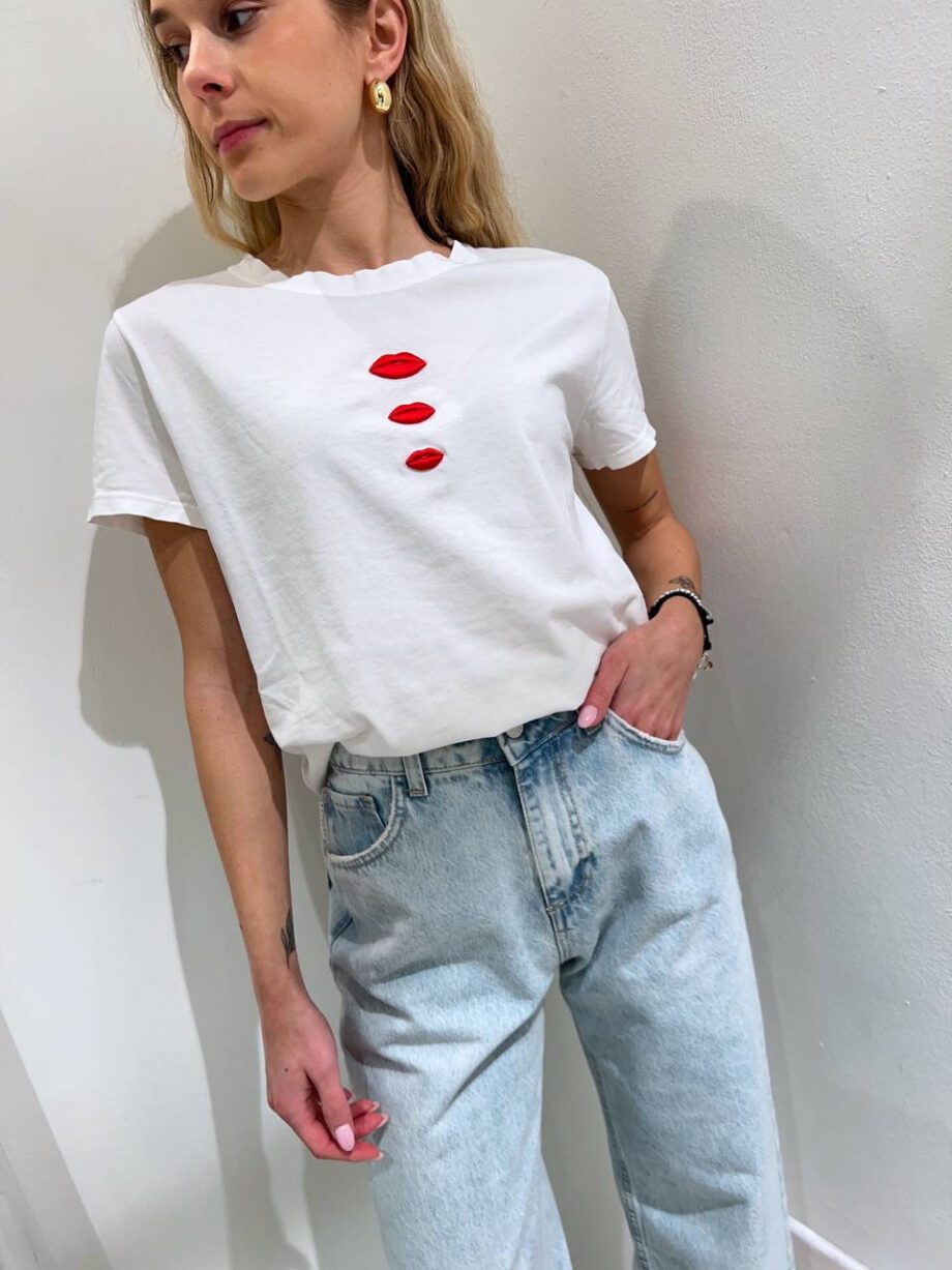 Shop Online T-shirt bianca ricamo bocche rosse Vicolo