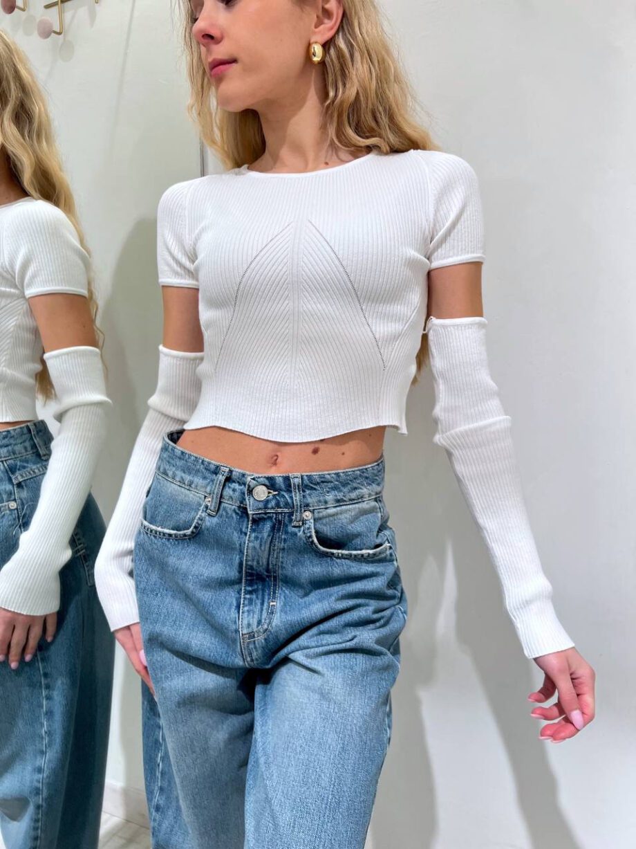 Shop Online Maglia crop bianco con manicotti Vicolo