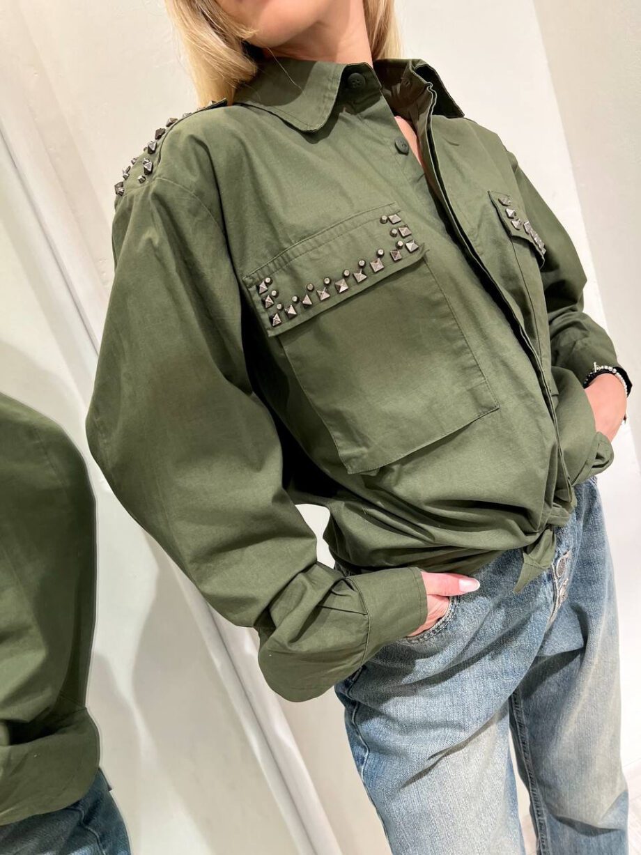 Shop Online Camicia vintage verde militare con borchie Souvenir